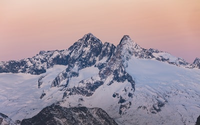 白昼雪山